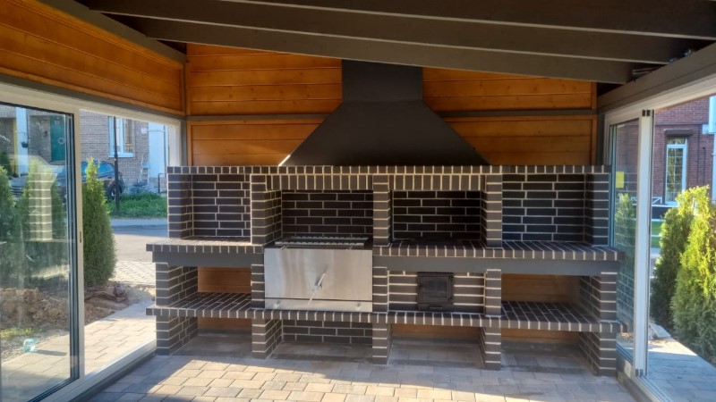 фартук из кирпича  с полкой