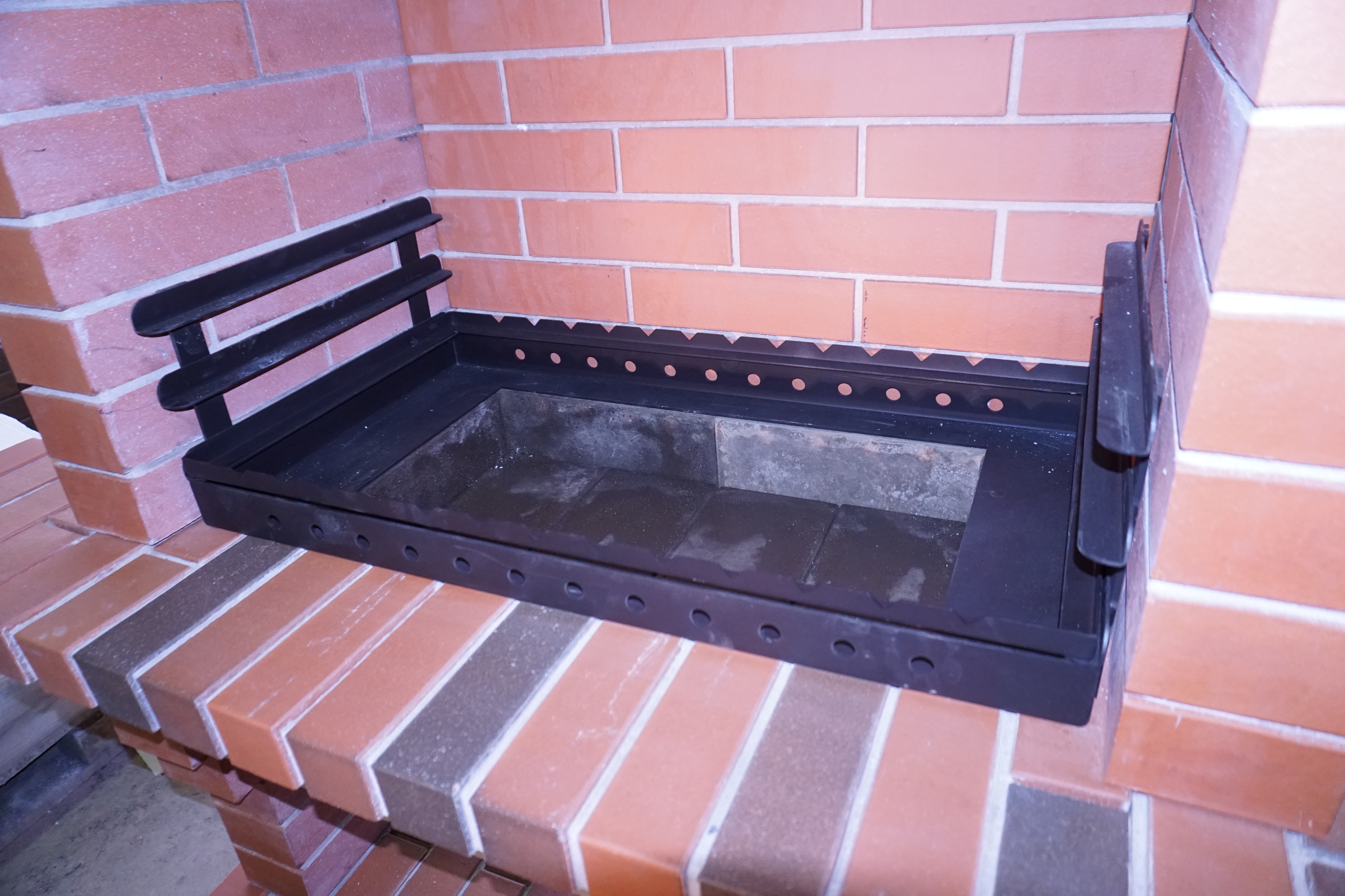 Мангал с шамотными плитами дрова/уголь